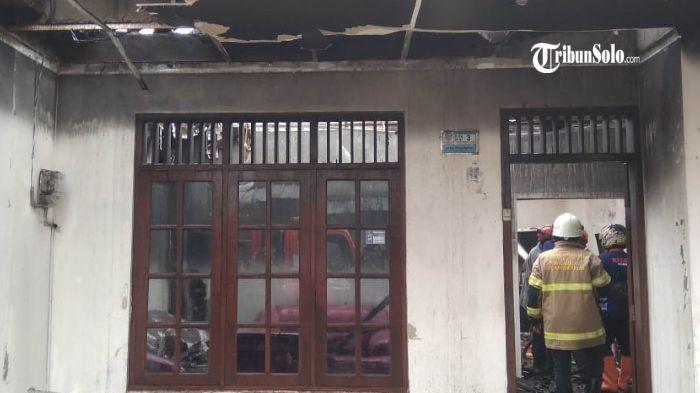 HABIS DILALAP API - Rumah milik seorang lansia di Dusun Mundu, Desa Selokaton, Kecamatan Gondangrejo, Kabupaten Karanganyar, terbakar hebat pada Selasa (30/9/2025). Ironisnya, kebakaran diduga dipicu oleh tindakan sengaja dari penghuni rumah sendiri.