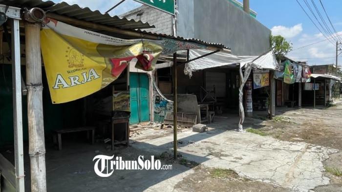 Tujuh bulan pasca PT Sri Rejeki Isman Tbk (Sritex) resmi menutup operasionalnya secara permanen, dampak besar dirasakan para pedagang kecil di kawasan sekitar pabrik.