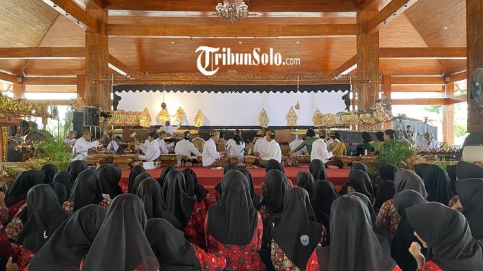 PECAHKAN REKOR MURI -  Pemerintah Kabupaten (Pemkab) Sukoharjo melalui Dinas Pendidikan dan Kebudayaan resmi memecahkan rekor Museum Rekor Dunia Indonesia (MURI) melalui penyelenggaraan pentas wayang kulit pelajar selama tujuh hari berturut-turut, mulai 21–27 November 2025. Acara ini  melibatkan ratusan pelajar sebagai pelaku utama seni pewayangan.