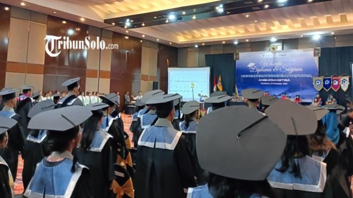 WISUDA UPITRA - Universitas Pignateli Triputra (UPITRA) Solo mewisuda angkatan ketiga sejak kampus tersebut berdiri di Kota Bengawan, Rabu (19/10/2025). Sebanyak 61 wisudawan mengikuti acara wisuda yang digelar di Ballroom Hotel Alana, Solo tersebut.