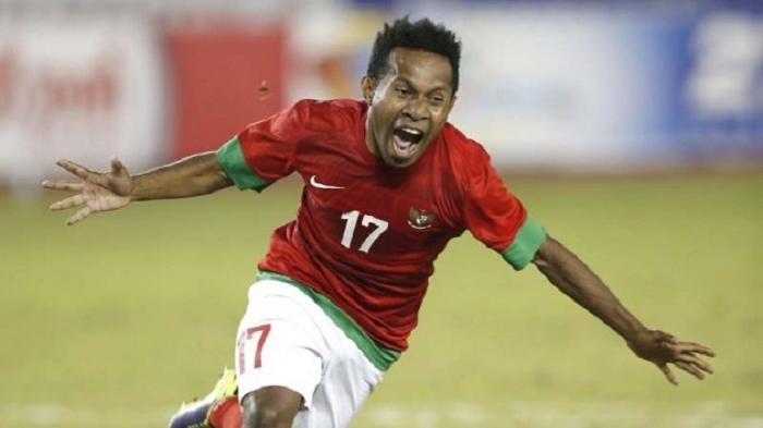 Ferinando Pahabol dengan seragam merah putih Indonesia.