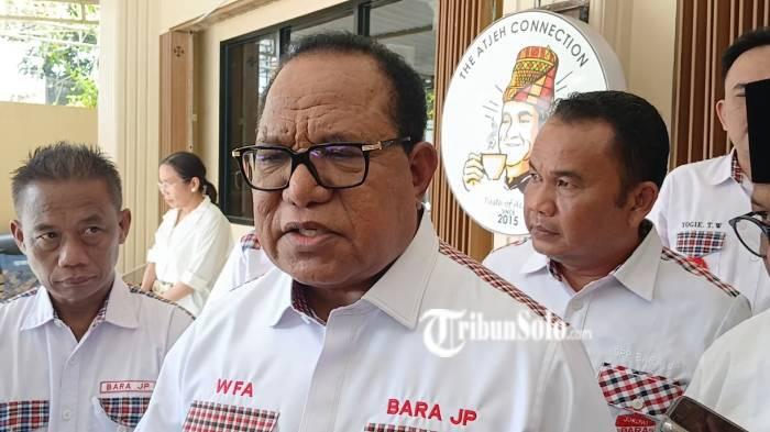 RESPONS WACANA CAPRES. Ketua Umum Barisan Relawan Jokowi Presiden (Bara JP) Willem Frans Ansanay di Solo, Jumat (13/2/2026). Mereka merespons wacana Prabowo - Zulhas.