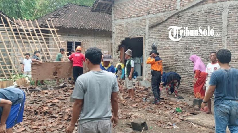Waspada Cuaca Ekstrem! Rumah Dapur Warga Guworejo Sragen Rata dengan Tanah Setelah Diterjang Angin