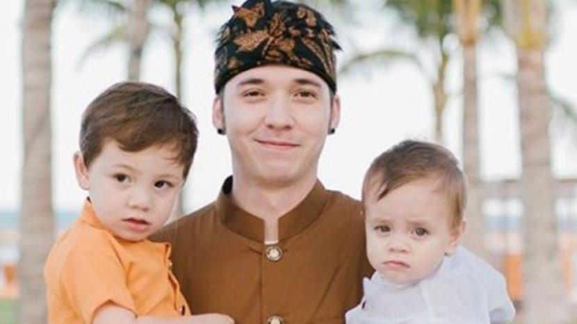 Stefan-William-bersama-2-putranya.jpg
