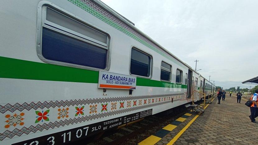 penampakan-luar-dari-ka-bias-yang-berhenti-di-stasiun-klaten-selasa-1122020.jpg