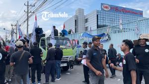 AKSI-DAMAI-Ribuan-orang-mantan-karyawan-PT-Sritex-menggelar-aksi-di-depan-kompleks-pabrik-Sritex.jpg