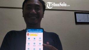 Aditya-Sita-Cahya-Dewa-31-salah-satu-pegawai-Pemkab-Karanganyar-menunjukkan-KTP-digita.jpg