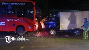 Adu-banteng-antara-BST-dengan-mobil-boks-terjadi-di-jalan-Gajah-Mada-Solo-Senin-16122024.jpg