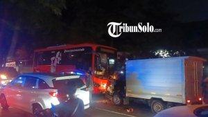 Adu-banteng-mobil-boks-dengan-BST-di-jalan-Gajah-Mada-tepatnya-di-Utara-Monumen-Pers-Solo.jpg