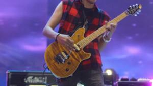 Aksi-Gitaris-Slank-Ridho-Hafiedz-saat-manggung.jpg