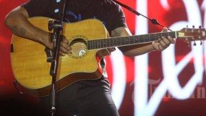 Aksi-kaka-Slank-saat-manggung-di-Jakarta-Fair-Kemayoran-2024.jpg