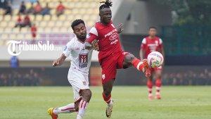 Aksi-sidibe-saat-lawan-malut-united.jpg