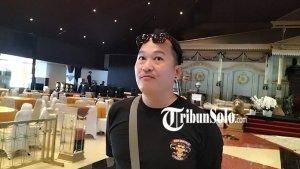 Art-Director-Asmoro-Decoration-Panji-Vasco-Dagama-saat-ditemui-di-Gedung-Kebudayaan-Karanganyar.jpg