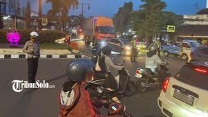 Arus-lalu-lintas-di-Kartasura-Sukoharjo-sempat-dialihkan-saat-Aliansi-BEM-Solo-Raya-demo.jpg