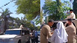 BERI-PRABOWO-LUKISAN-Salah-satu-siswi-SMPN-3-Solo-saat-memberikan-lukisan-hasil-karyanya.jpg