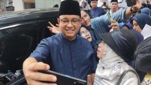 Bacapres-Anies-Baswedan-berswafoto-dengan-relawannya.jpg