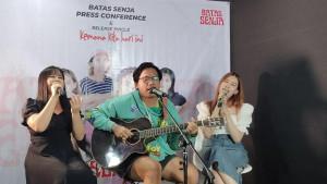 Batas-Senja-saat-menyanyikan-lagu-berjudul-Kemana-Kita-Hari-Ini.jpg