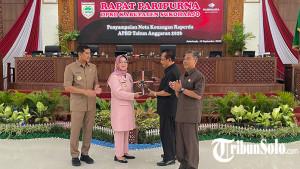 Bupati-Etik-Suryani-rapat-soal-target-keuntungan-negara.jpg