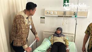 Bupati-Klaten-Hamenang-Wajar-Ismoyo-menjenguk-siswa.jpg