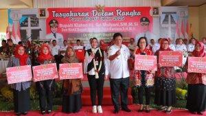 Bupati-Klaten-Sri-Mulyani-menyerahkan-bantuan-penurunan-stunting.jpg