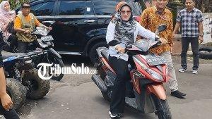Bupati-Sri-Mulyani-motoran.jpg