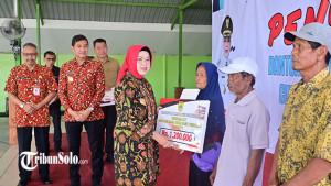 Bupati-Sukoharjo-Etik-Suryani-menyerahkan-Bantuan-Langsung-Tunai-BLT.jpg