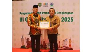 Bupati-Wonogiri-Setyo-Sukarno-menerima-penghargaan.jpg