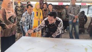 Bupati-klaten-hamenang-membatik.jpg