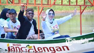 Bupati-sukoharjo-suryani-ikut-meramaikan-naik-perahu.jpg