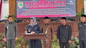 Bupati-sukoharjo-teken-perda-pajak-dan-retribusi.jpg