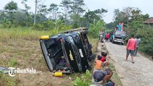 Bus-terguling-ke-sebuah-ladang-di-Dukuh-Tegalsari-Wetan.jpg