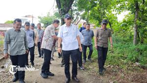 CEK-LOKASI-Wakil-Menteri-Sosial-Agus-Jabo-Priyono-meninjau-lahan-seluas-51-hektar-di-Sukoharjo.jpg