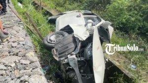 Daihatsu-Sigra-putih-tertabrak-kereta-ap.jpg