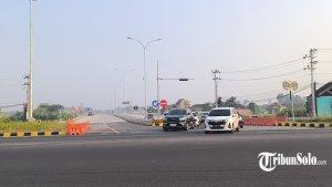 EXIT-TOL-PRAMBANAN-Kendaraan-roda-empat-terpantau-keluar-dari-Simpang-Exit-Tol-Prambanan-Klaten.jpg