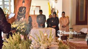 Etik-Suryani-saat-melayat-ke-Keraton-Surakarta-Hadiningrat.jpg