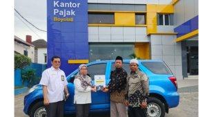 Etty-Rachmiyanthi-menyerahkan-mobil-Daihatsu-Terios-ke-Pimpinan-Yayasan-Muslim-Merapi.jpg