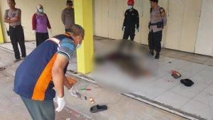 Evakuasi-seorang-pria-yang-ditemukan-meninggal-dunia-di-ruko-mebel-yang-ada-di-Desa-Nguwer-Sragen.jpg