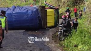 Evakuasi-truk-muatan-mi-instan.jpg