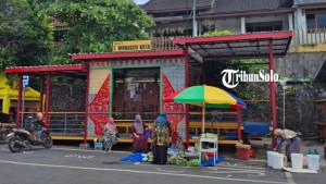 GELAR-LAPAK-DARURAT-Pedagang-Pasar-Kota-Wonogiri-menggelar-lapak-darurat-Selasa-7102025.jpg
