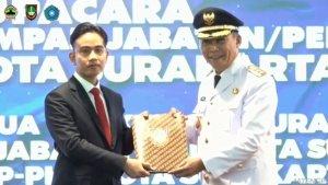 Gibran-secara-simbolik-serahkan-jabatan-Wali-Kota-Solo-ke-Teguh-Prakosa.jpg