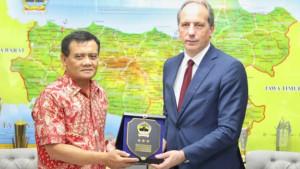 Gubernur-Luthfi-dan-Duta-Besar-Prancis-untuk-Indonesia.jpg