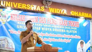 Hamenang-saat-berikan-kuliah-umum-di-Universitas-Widya-Dharma.jpg