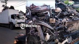 solo/Honda-CRV-ringsek-setelah-menabrak-truk-boks.jpg