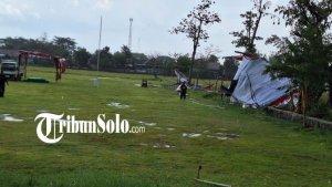 Hujan-deras-disertai-angin-kencang-landa-wilayah-Kecamatan-Cawas-Klaten.jpg