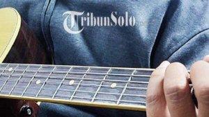 ILUSTRASI-MAIN-GITAR-Berikut-kunci-gitar-lagu-Beta-Salah-Apa.jpg