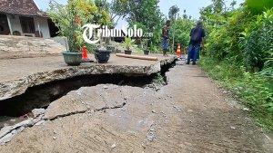 Jalan-amblas-dan-retak.jpg