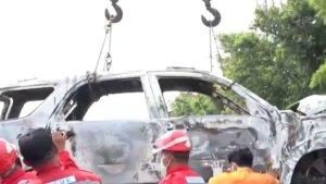 Jasa-Marga-mengevakuasi-bangkai-mobil-Daihatsu-Terios.jpg