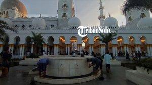 Jemaah-sedang-mengambil-air-wudhu-sebelum-menunaikan-Salat-Idul-Adha-di-Masjid-Raya-Sheikh-Zayed.jpg