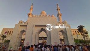 Jemaah-tengah-memasuki-Masjid-Raya-Sheikh-Zayed-untuk-menunaikan-Salat-Idul-Adha-1444-H.jpg