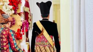 Jokowi-saat-mengenakan-baju-daerah-Ageman-Songkok-Singkepan-Ageng.jpg